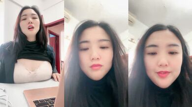 极品大奶御姐露脸上着班你就发骚把，眼神嫖着门外漏出极品大奶子给狼友看，厕所揉奶子自慰漏出逼尿尿给你看